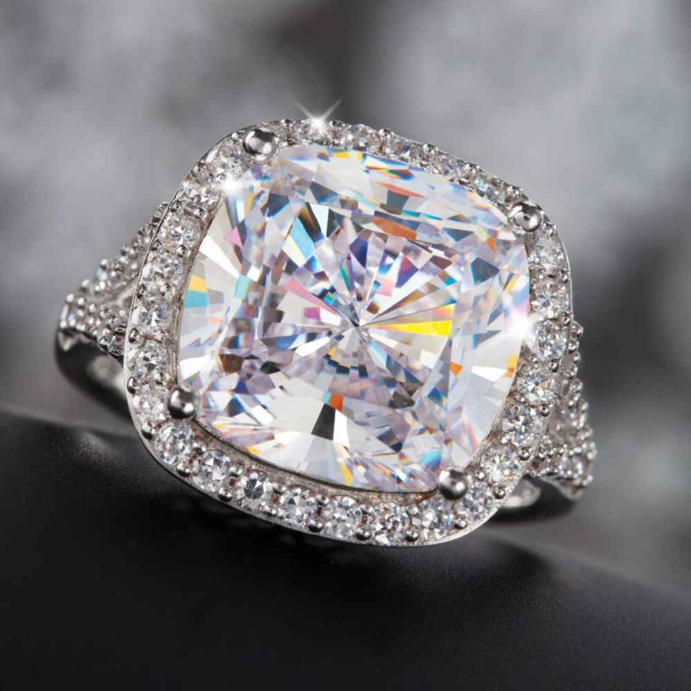 8-carat Stauer DiamondAura Infinity Ring. Size 8.